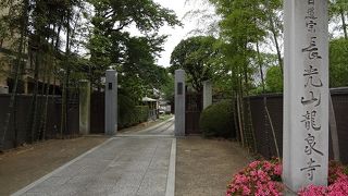 谷中のお寺の多い一角にあります。