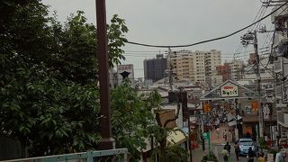 地元の人も観光客も多い通りです。