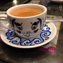 香港式ミルクティーは”お店の顔”のカップで。