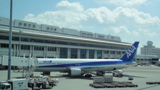 那覇空港国内線ターミナル内にあります。