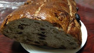 さすがドイツパン。どっしりもっちり噛めば噛むほど味がある。