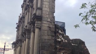 横から見るとちょっと面白い。　ウェディングフォトの撮影も。