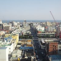 遠くに海が見えます