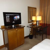 部屋のデスクとテレビ、下は冷蔵庫です