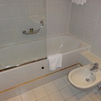 バスタブと半分ガラス仕切りとビデ