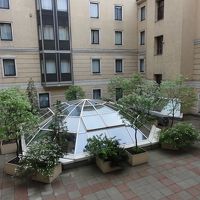 部屋からの中庭眺望