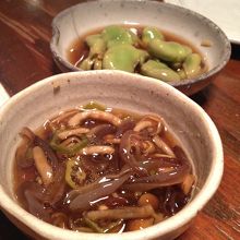 手前が突き出し。奥はそらまめを出汁でひたしたもの