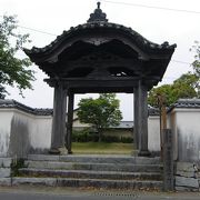 唐津藩藩校の門として保存されています