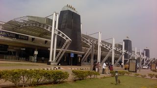 小さい空港だが、イミグレは行列