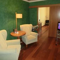 こちら、ソファのある部屋。妙に広い。