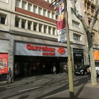 ランブラス通りの反対側に、"カルフール"があります。