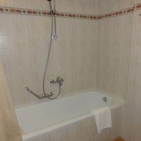 バスタブとカーテ、気を付けないとシャワーの水が床に流れてくる