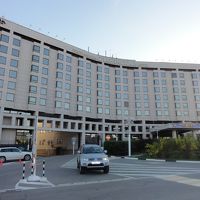 外観は立派、軽いカーブになっている、こちら側は眺めがよい