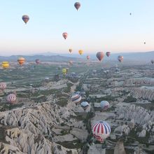 朝日で色づいたカッパドキア奇岩群と気球
