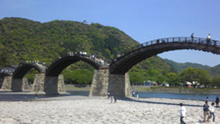 日本三名橋のひとつ、独創的な反り橋