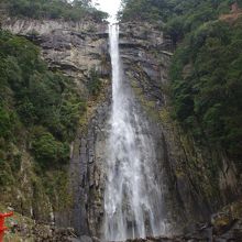 飛龍神社拝庁から水しぶきが飛んでくる距離で滝を見る事ができる