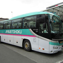 E5系色バスもあります。