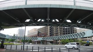 横浜ワールドポーターズ２Fからつながる円形の歩道橋です