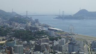 関門海峡にきらめく海峡ゆめタワー　※山口県下関市
