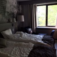 チェックアウト前でぐちゃぐちゃですが、窓も大きく綺麗