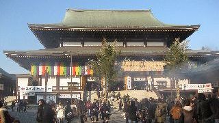 お賽銭箱が長い