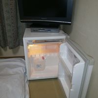空の冷蔵庫にテレビです。