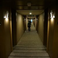 廊下です。一部屋一部屋のドアの間隔が狭い。