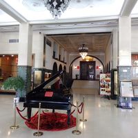 ホテルのロビー。中央にピアノが鎮座しています。