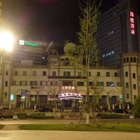 ホテル正面の中山広場から望む夜のホテル。