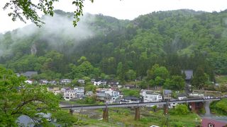 対岸から見る宝珠山立石寺（山寺）は幻想的