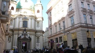 天蓋の「聖母マリアの被昇天」のフレスコ画や荘厳な主祭壇など見所がいっぱい