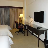 デスクと薄型テレビ