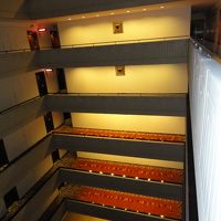 内側は吹き抜けになっており、廊下が続く