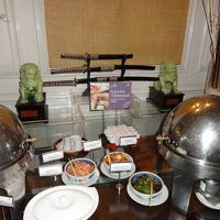 日本食、おかゆ、味噌汁もあり、日本刀も飾られている