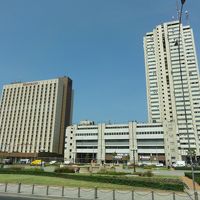 左側がホテルです