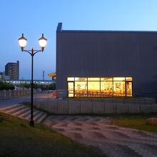 海側からの建物風景