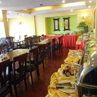 ８階で無料の朝食。部屋が７階だと音が気になります