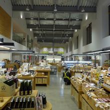 ショッピングセンターには多くの青森のお土産が揃っています