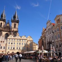 この建物の中央あたりが通りの入口です