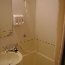 シャワールームはカーテンと壁のスペースが少ないバススペース