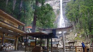 那智御瀧を御神体とする本殿のない神社。