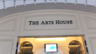 美しい建物。隣には、新国会議事堂。