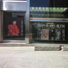 入口を飾るポスター