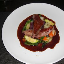 カモ肉、ワインソースが芸術品です