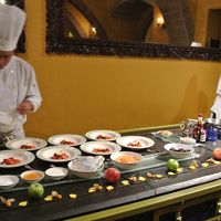 パティシエが目の前で作るデザートです