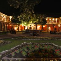 夜景の中庭が素敵な雰囲気をかもし出します