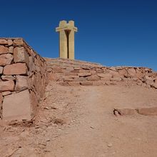 プカラ遺跡に隣接した丘の展望台てっぺんには黄色い十字架が。