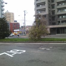 国道からやや食い込んだ形の道路が見られます