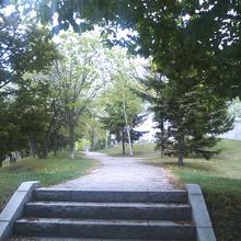 きたえーる北側に続く遊歩道の様子