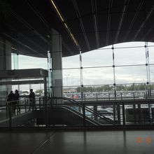 ターミナルＢから外を見ると、駐車場になっています。